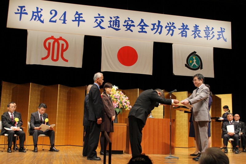 受賞者に表彰状を授与する石坂会長